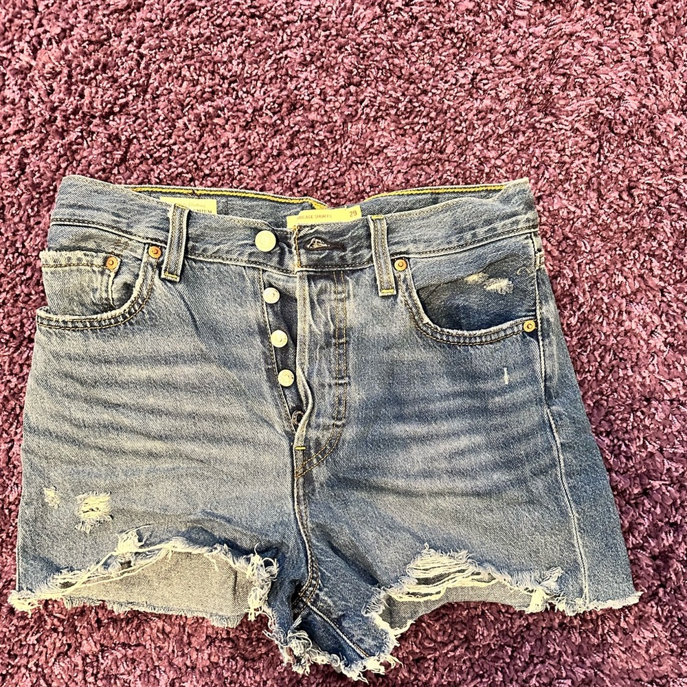 High-waisted distressed denim shorts #denimshorts